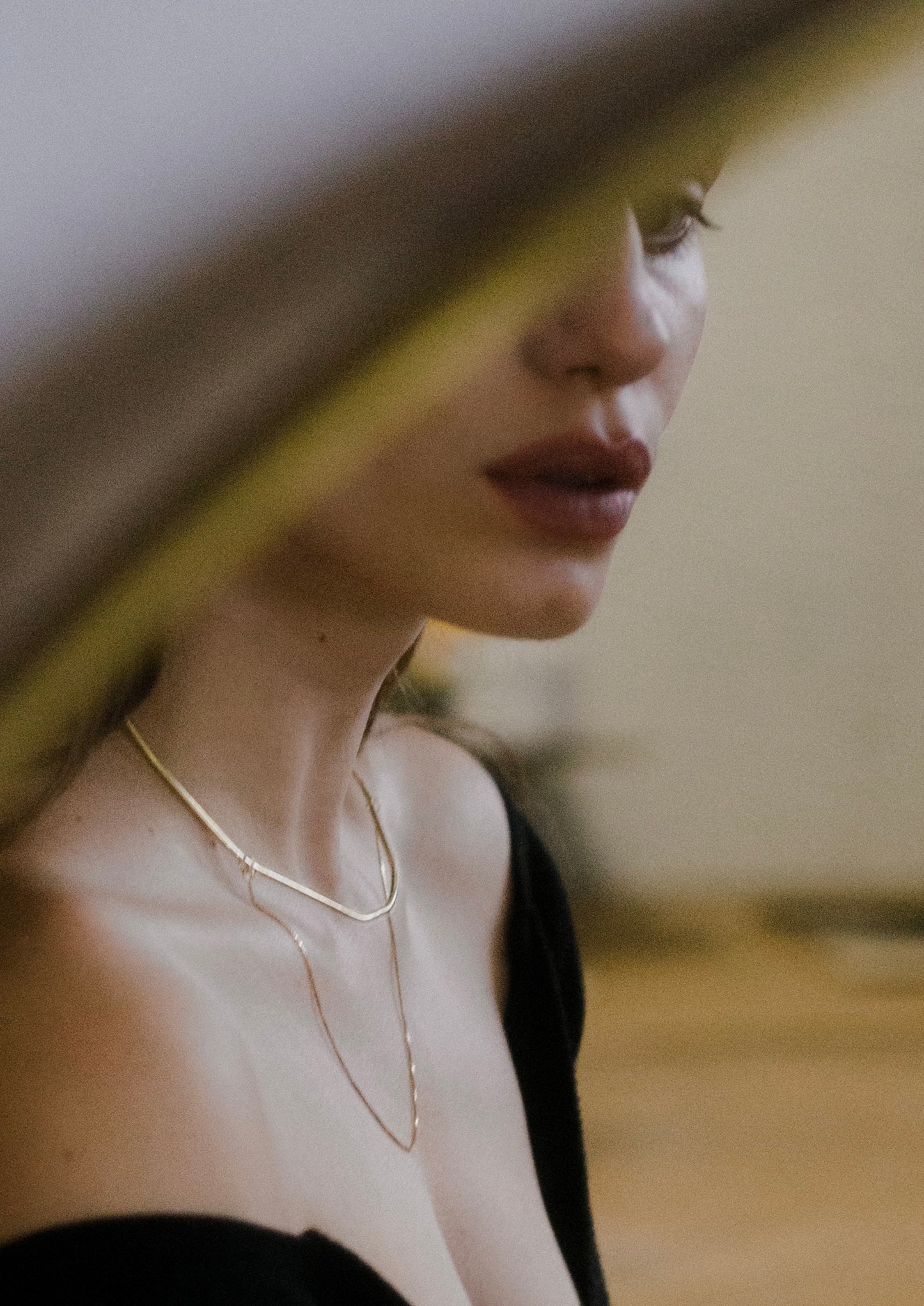 MOTION CHOKER NECKLACE