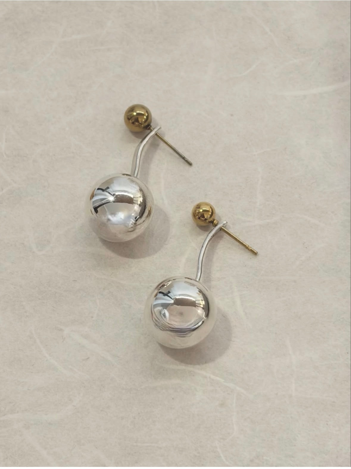IN BETWEEN EARRINGS