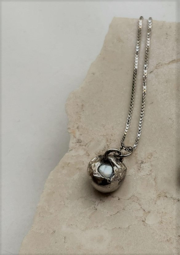 PEARL EYE NECKLACE
